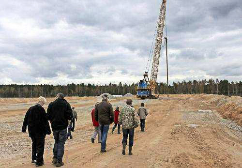 Lauta_ Zwei Drittel des neuen Stützdamms fertig __ lr-online_web
