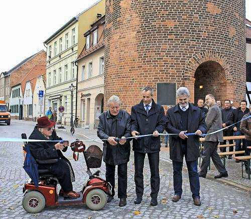 Luckau_ Anwohner greifen mit dem Bürgermeister zur Schere __ lr-online_web